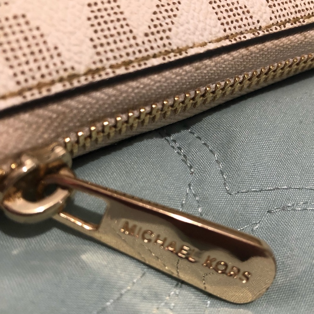 Michael Kors- Jet Set Travel MK Monogram Wallet in Vanilla - PRICE FIRM - Picture 4 of 13